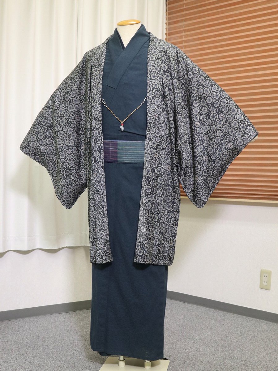 yume_comon's tweet photo. 「撫子（なでしこ）」をメンズの羽織に♪

東レシルックの反物を使って 粋な羽織を仕立ててみました。
花柄だけどメンズ用としては全く違和感なし！
むしろお洒落な男性にはドンピシャで似合ってしまいそうです。

数ある花びらの中に、淡～くオレンジっぽいモノがちらほらと・・
そんな遊び心が憎いデザインです。

もちろんオンリーワンの商品。
単衣ですので これからの季節にバッチリです♪