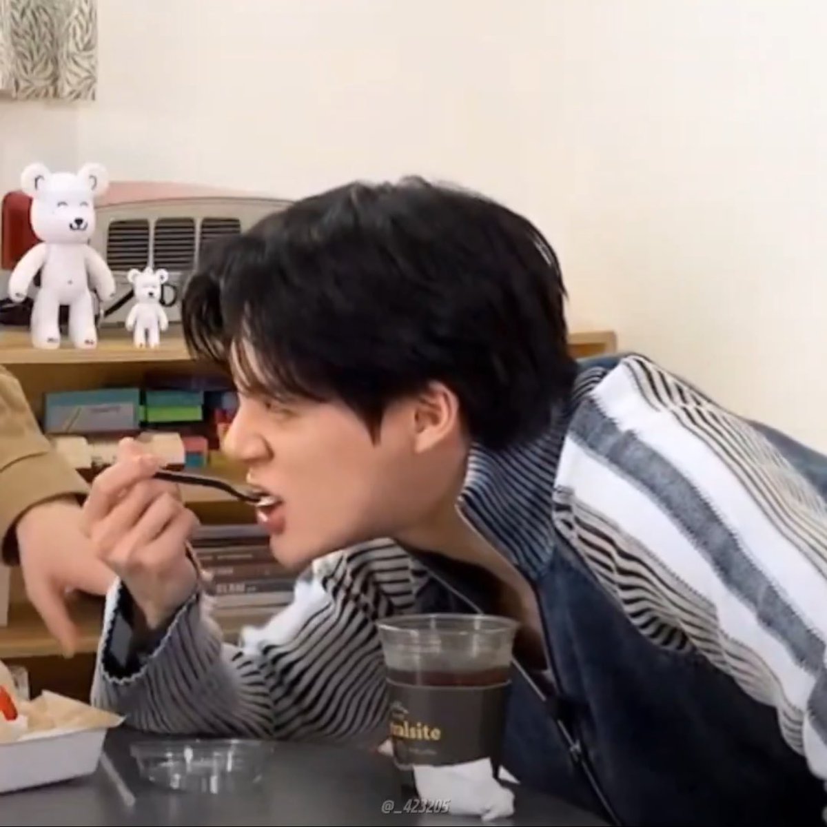 นางมีขู่ตอนกินด้วยนะ