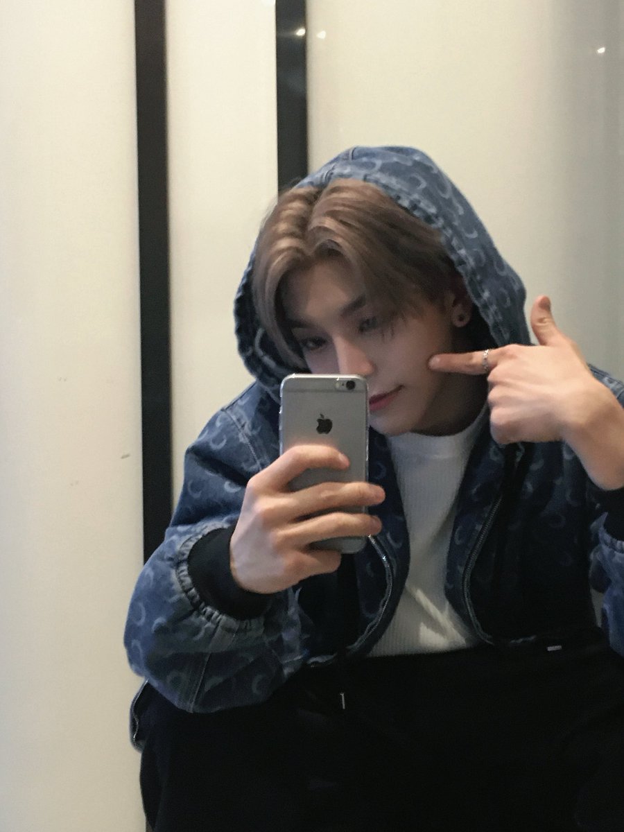 long_dding's tweet photo. 사진 찍으려고 올드 아이폰 갖고 다니는 남자 존나 호감♥♥ https://t.co/zaEyvSlsCF