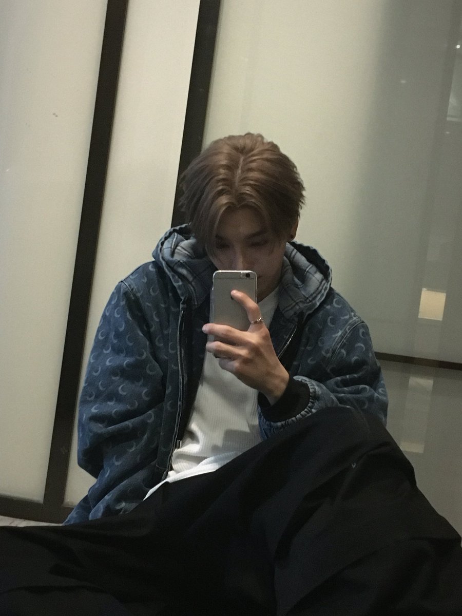 사진 찍으려고 올드 아이폰 갖고 다니는 남자 존나 호감♥♥