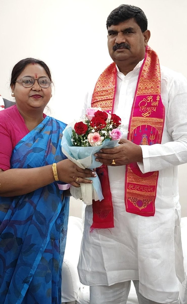 NamrataChaura17's tweet photo. आज माननीय प्रदेश अध्यक्ष भाजपा एवं केंद्रीय वित्त राज्य मंत्री माननीय श्री @mppchaudhary  जी एवं प्रदेश संगठन महामंत्री भाजपा माननीय श्री @idharampalsingh  जी भाई साहब के काशी आगमन पर स्वागत व अभिनंदन किया @BJP4UP @blsanthosh
#BJP4ViksitBharat #ModiKaVision https://t.co/FTrVq2132b