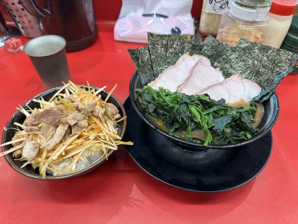 フライドガーリックをオンザライスしてスープに浸した海苔で巻いて食べるのが正解だと気付いた🤤ザクザク食感がたまらん
#王道家