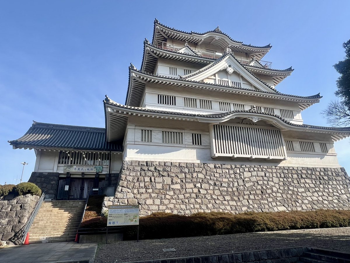 Yotan2000's tweet photo. 2026年3月1日
①千葉市立郷土博物館
　「千葉氏と城館」展。図録は当然売切。
② 旧制千葉中学校講堂
③ 千葉市埋蔵文化財調査センター
　「謎多き縄文晩期」展。縄文晩期、侮り難し
　無料図録も豪華
④ 海保大塚古墳
　江戸時代に出羽三山塚として改変された為、下部が六角上部が方形という異形円墳 https://t.co/dIa9EaDZsr