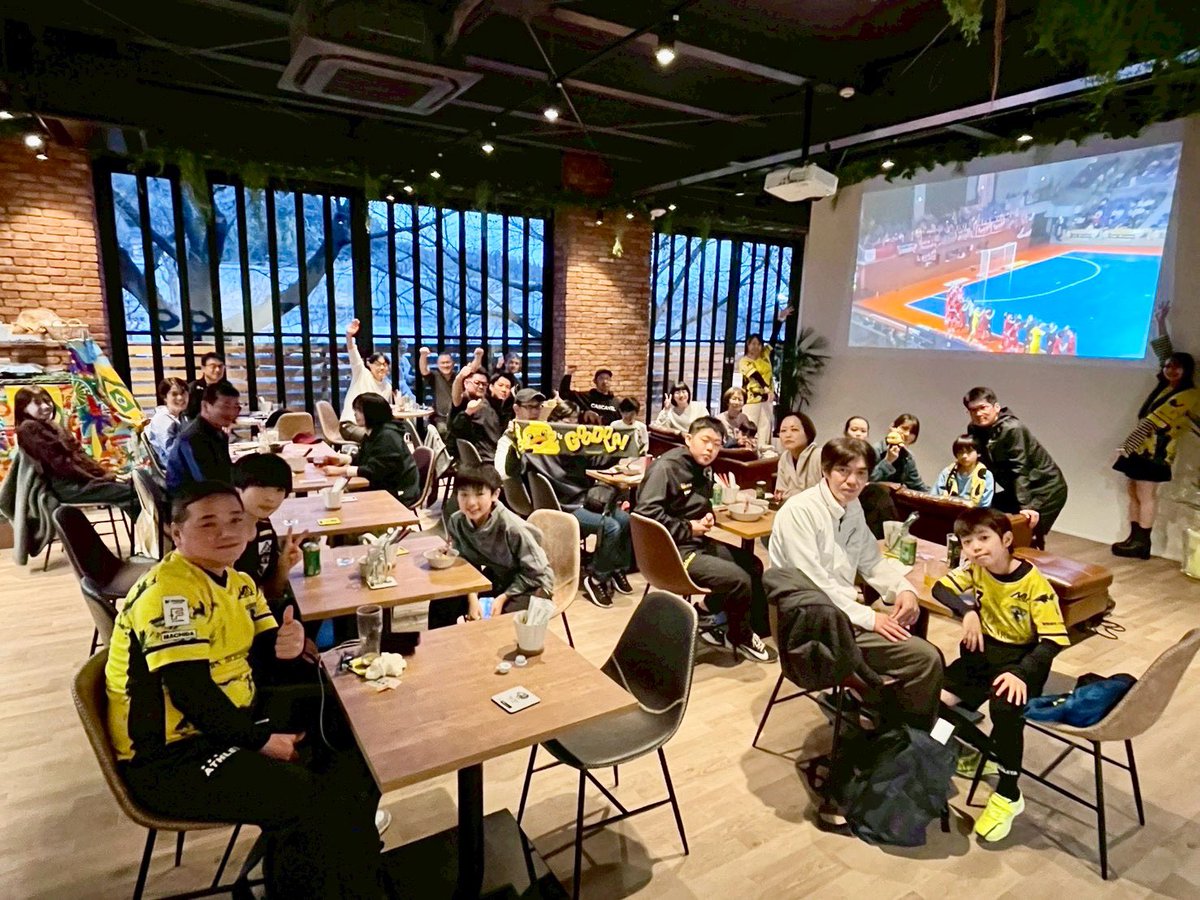 clubnavigator's tweet photo. 🇧🇷Quebom!でパブリックビューイング📺
素晴らしい勝利でした👏
会場の皆さまとパシャリ📸
#ペスカドーラ町田
#クラブナビゲーター
#Fリーグ #共闘
#INOVA
#Quebom https://t.co/d3Zhj6k38g
