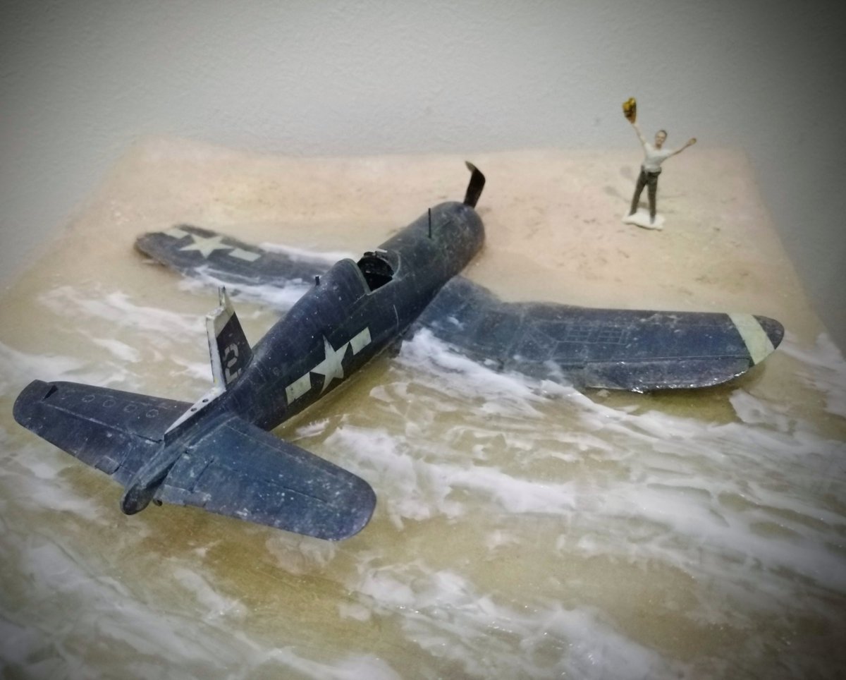 ModelerNaniwa's tweet photo. #F4U #コルセア
レジン、硬化不良部を切り取り流し直しを繰り返してようやく「まぁklのへんでカンベンしといたろ」ってとこまできたのでお次はメディウムです。今はそこそこ荒波だけど乾燥したら透明になって緩やかなうねりになってくれるはず！信じる心が大事！ https://t.co/E6SgfZKZu2