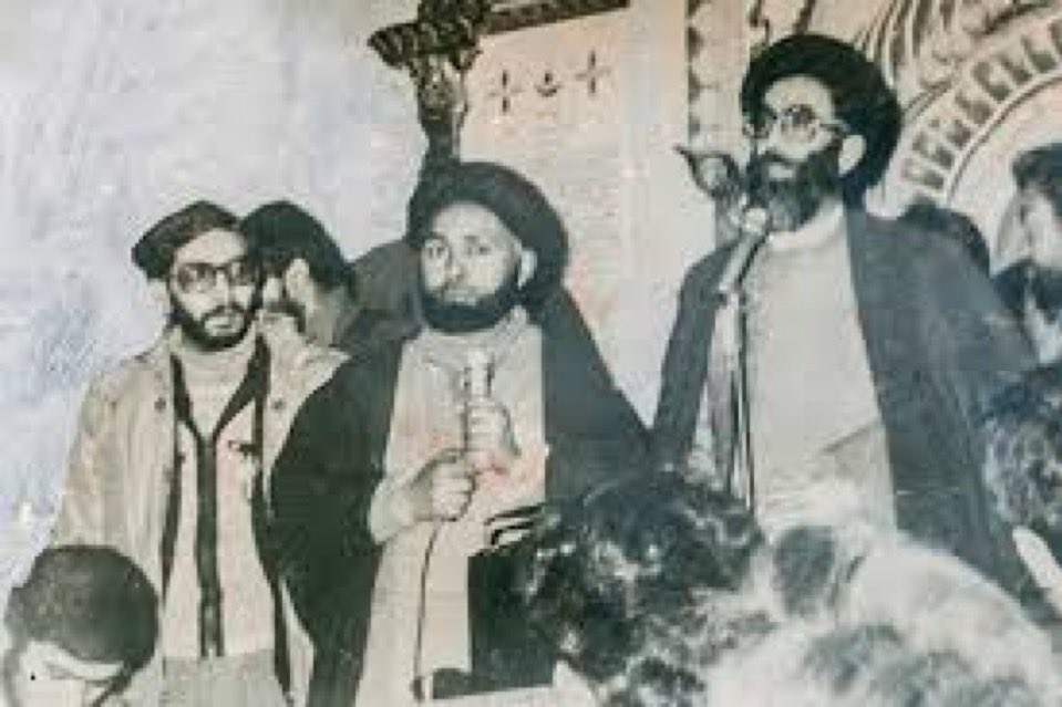 Our dear spritual leader addressing in jamia Masjid srinagar during his visit in 1980.