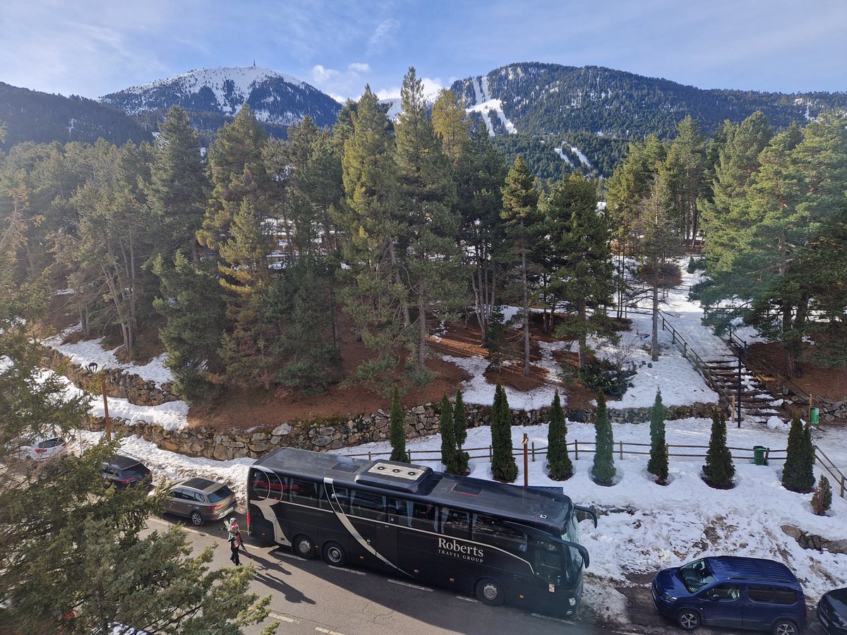 What a view! Drivers Vicki and Ray recently enjoyed a scenic private hire trip, made even better by the sunshine. 🚌🌞