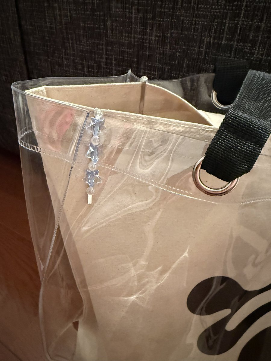 3/15のELEVATEに向けて、色々準備中♡

楽天でトートバッグを入れる透明のバッグを買ったんだけど、トートが中で型崩れしちゃう問題をどうにかしたくて

【百均でポップなピン】を買って来て四隅を留めたら、可愛いじゃないかぁ〜😍💖

これは自己満だけど最高すぎる♡♡