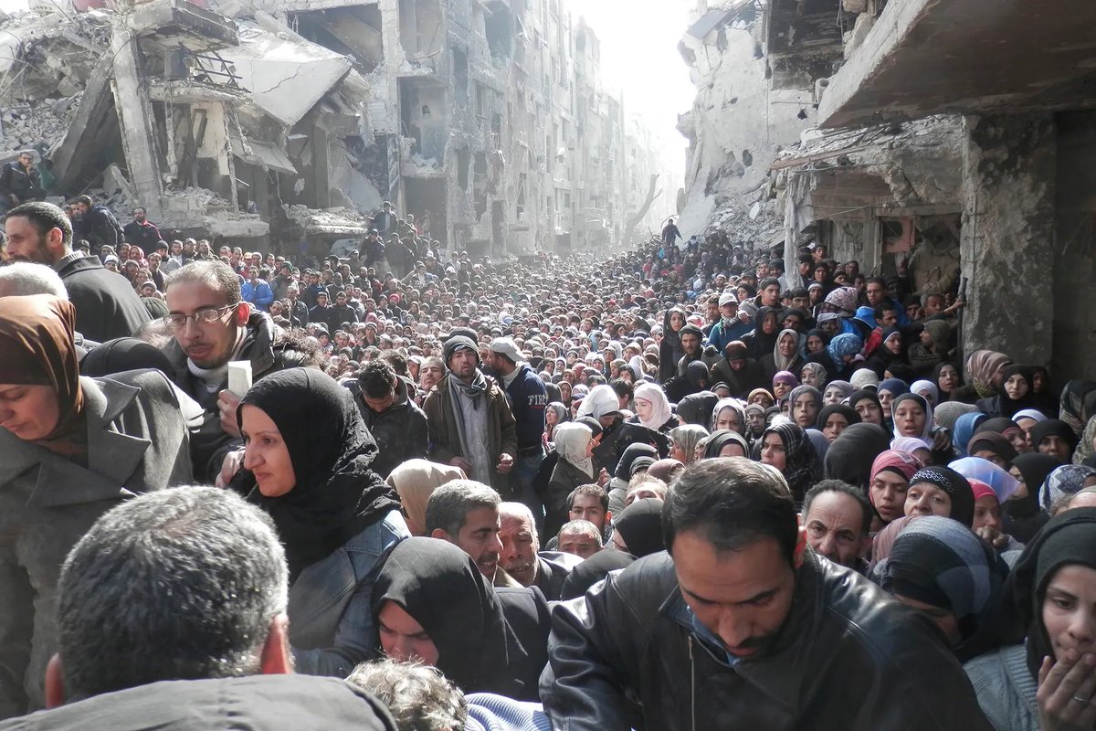 syrien_1libre's tweet photo. À ceux qui s’attristent de la mort de Khamenei, laissez-moi vous rappeler une vérité qui dérange.

Vous avez tous vu cette vidéo qui parle des rêves des enfants palestiniens et de leurs souffrances. Vous la partagez avec émotion, avec indignation.

En 2013, au sud de Damas, le camp de Yarmouk a été encerclé par le régime de Bachar, appuyé par des milices iraniennes. Des dizaines de milliers de Palestiniens, réfugiés en Syrie depuis la Nakba, s’y trouvaient.

Ce n’était pas à Gaza. C’était en Syrie.

Ils ont été pris au piège, bombardés, affamés, privés de soins et de nourriture pendant des années.

Comment pleurer la mort de Khamenei quand les milices iraniennes, sous son influence et son soutien, ont contribué à affamer, bombarder et briser des Syriens et des Palestiniens en Syrie ?