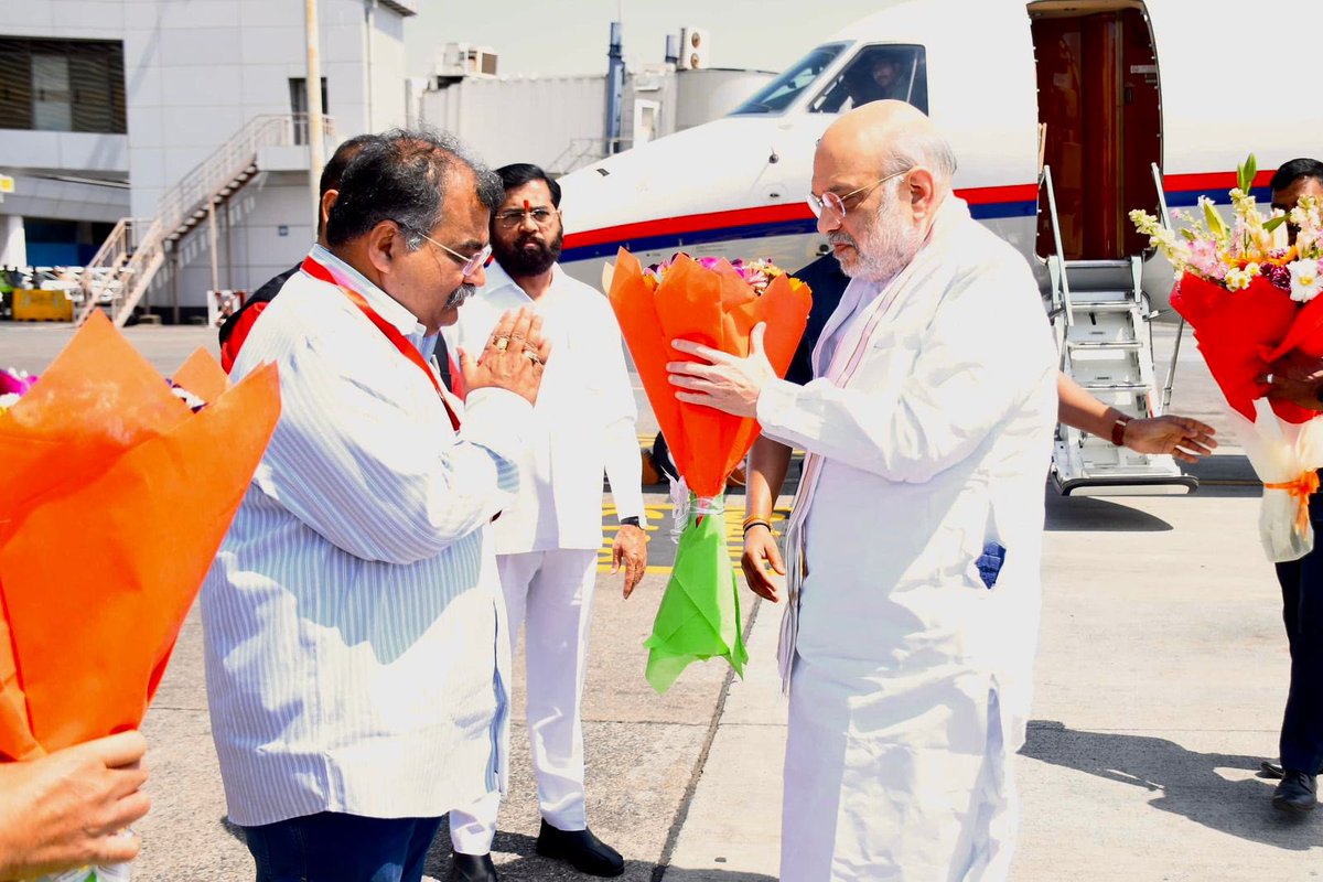 RaviDadaChavan's tweet photo. केंद्रीय गृह तथा सहकार मंत्री आणि आमचे मार्गदर्शक आदरणीय अमितभाई शाह यांचे मुंबईत आगमन झाले. यावेळी मुंबई विमानतळावर त्यांची सदिच्छा भेट घेत मनःपूर्वक स्वागत केले.

#AmitShah #BJP4India #BJP4Maharashtra

@AmitShah https://t.co/79so1VBNMX