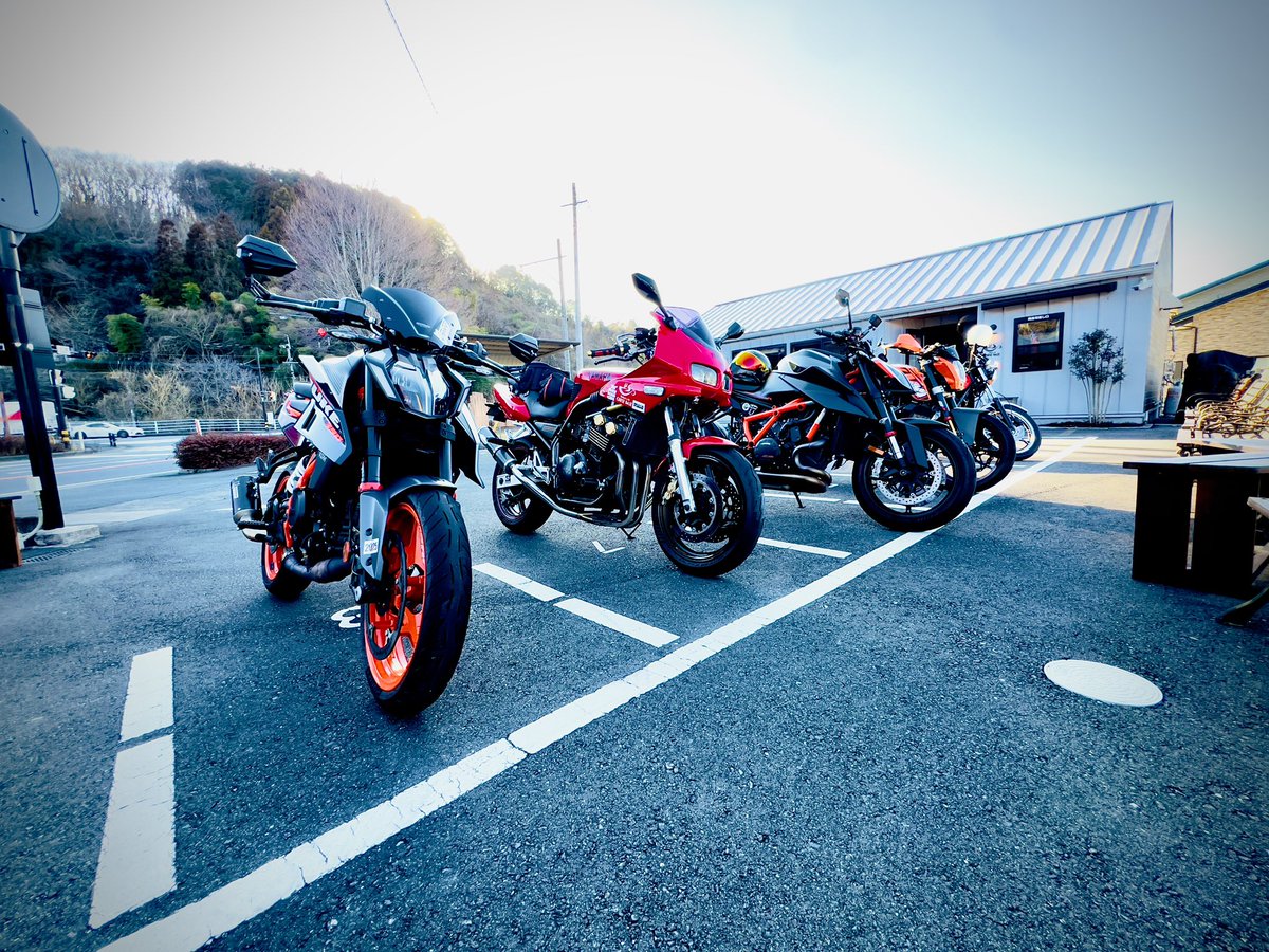 あ！！今日から3月でした🥸
2月は逃げる、3月はサル🐒いやいや違う。
3月は去ると言いますが😄ということで、4月に『MIYA ch. Meeting The second.』を行おうと考えています😎
4/18（土）9:00〜 場所はCORSE BASEさんに集合ということで😁
皆さん、走りやすい季節に楽しみましょー‼️
#miyach