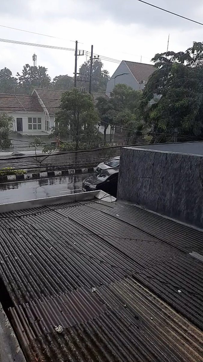 rareragil's tweet photo. @tfsurabaya Iki foto teko ruang kerjoku biyen sing sebrang e halte nang video, 5 tahun aku ero dw bis nang kunu yo rame e mek jam2 tertentu, lek uner peri yo sepi ngglondang, tak delok bis2 liyane yo podo, rame e gak roto, lek onok masalah nak sak nggon ojok di pukul rata. https://t.co/vuOs3j83aG