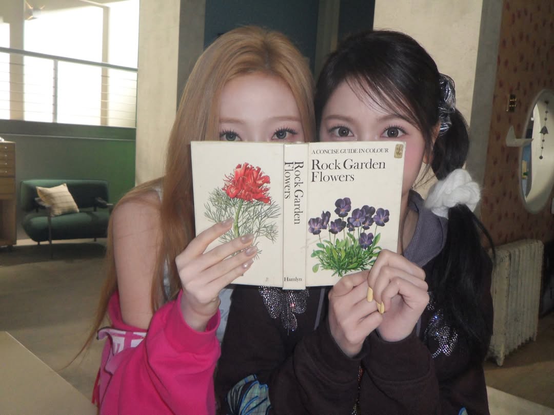 *𝘀𝗻𝗲𝗮𝗸𝗶𝗻𝗴 𝗯𝗲𝗵𝗶𝗻𝗱 𝘁𝗵𝗲 𝗽𝗮𝗴𝗲𝘀* Psst… can you guess what we’re reading? 📖🪞