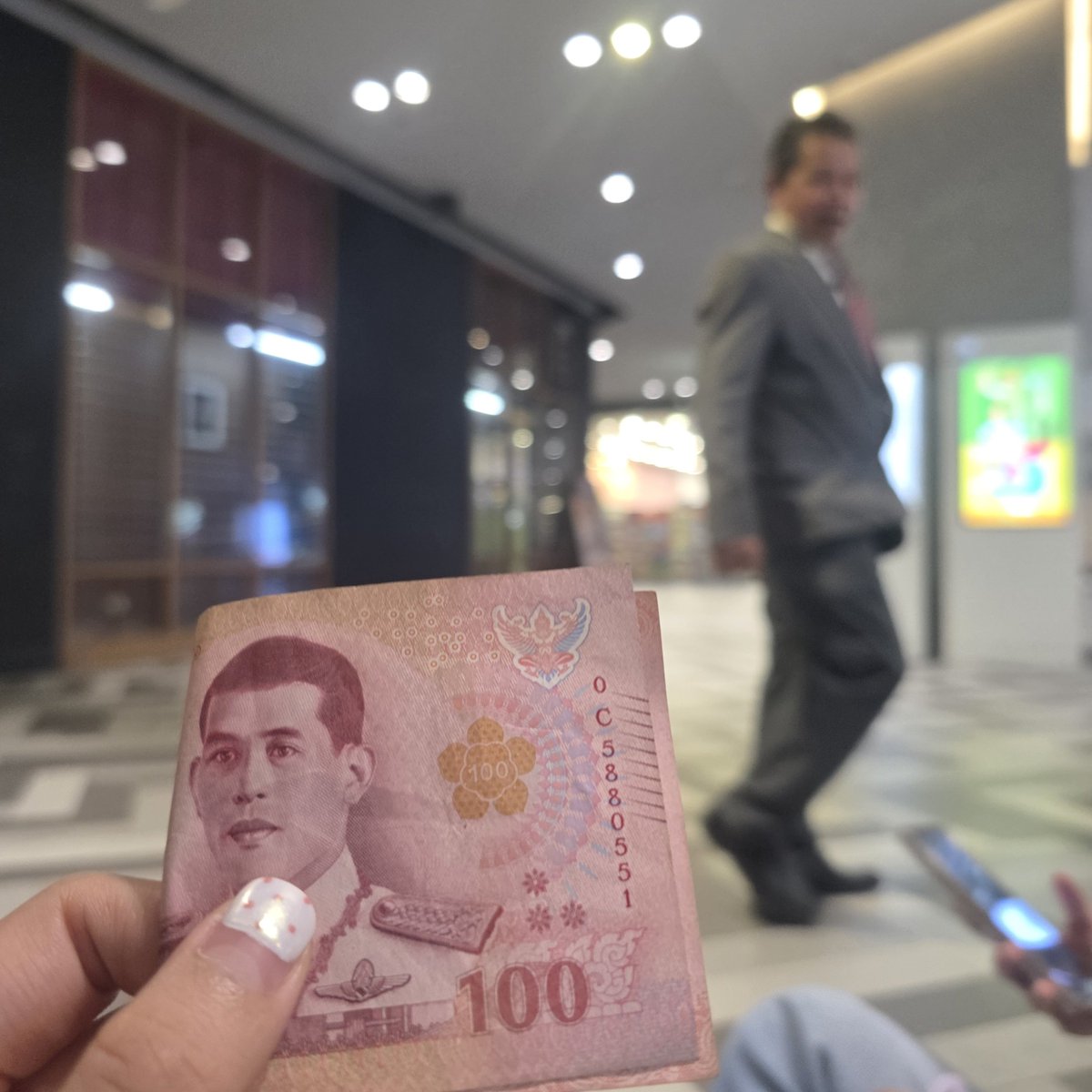 พี่รปภน่ารักมากอะะ นี่นั่งรอเติ้ลเฟิ้ดแบบมอม เดินมาถามว่าหวยออกอะไร แล้วให้ดูให้หน่อย สรุปถูกสามตัวหน้า แล้วให้เงินนี่มาร้อยนึง บอกว่าเลี้ยงน้ำนะ เงินเฮง y y มีคนน่ารักอยู่รอบตัวเลยวะ ฮืออออ