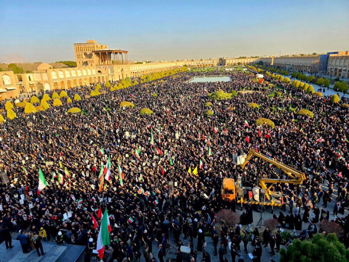 Bijan63's tweet photo. Update #IranProtests (279): Perspectief!

Dit is het Naqsh-e Jahan-plein (Imamplein) in Isfahan, waar duizenden aanhangers van het regime te zien zijn bij een herdenkingsdienst voor Opperste Leider Ali Khamenei, die gisteren omkwam bij Amerikaans-Israëlische luchtaanvallen.

Het regime heeft een aanzienlijk mobilisatievermogen. Het mobiliseert gemakkelijk zijn traditionele aanhangers. Het wil de publieke opinie in de Golfregio en in het Westen beïnvloeden, twijfel zaaien en druk uitoefenen op de regeringen.

Kijk, Iran heeft een bevolking van ongeveer 93 miljoen. Ongeveer 5% (4-5 miljoen) van de bevolking bestaat uit traditionele aanhangers van het regime. Zij zijn religieus gemotiveerd, ideologisch gevormd en hebben nauwe (financiële) banden met de staat, de Revolutionaire Garde en de Basij-militie.

Ze zijn daarom loyaal aan het regime vanwege hun revolutionaire identiteit, anti-westerse retoriek en financiële belangen. En ze hebben de macht en de wapens en de vrijheid om te demonstreren en te onderdrukken.

Reminder: een overgang naar een vrij en democratisch Iran zal bloedig zijn en niet zonder strijd verlopen, want deze aanhangers van het regime zullen vechten voor hun voortbestaan. #IranMassacre‌