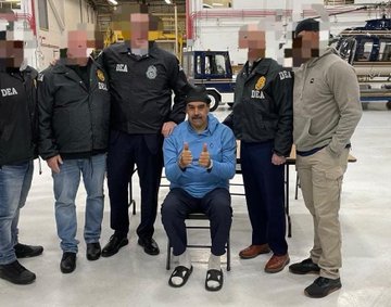 Başkan Maduro, sonunun Hamaney gibi olmadığı için İslam’ı kabul edip şükür namazı kılsa şaşırmam. 😉