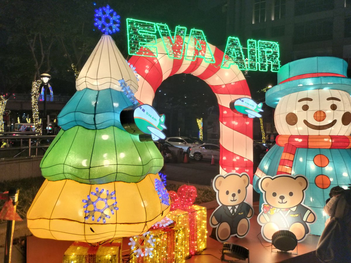 taiwan_15's tweet photo. 新北歡樂耶誕城(クリスマスランド)
いくつかの広い会場でイベントをやっていた🎄
トナカイの角をつけた車も��くさんいて、街全体がクリスマスムードだった！
大人も楽しいことをいっぱいしてるのも台湾が好きな理由の一つかも https://t.co/OFGTlyo71O
