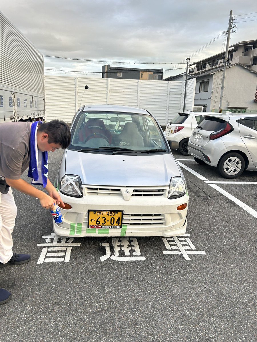 部員紹介④
名前　ゆ
学年　新四回生

地方のおばあちゃんからミニカをぶんどり珍妙なバックブザーを奏でる“神の車”へと神化させているゆ先輩。走行会に行けば他大学から必ず奇妙な目で見られ、街へ行けば必ずナンバーを控えられる弊部のアイドル的存在。温泉がよく似合うビジュアルだ。