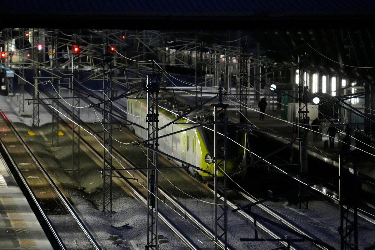 Una marcha lenta de vehículos exige la recuperación del tren directo Burgos-Madrid elmundo.es/economia/2026/…