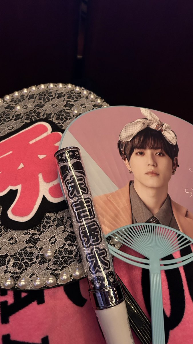 LOVE_SHUTA_'s tweet photo. 5年ぶりのAAA最高すぎたよ😭🩷
偶然新幹線の席が秀太の隣になってテンション上がりすぎてはしゃぎすぎる真司郎めちゃめちゃ想像できる🤣
お見送りの時、尊すぎて秀太に向かって会釈しちゃったのだけは後悔😇

@SHUUTY_ss 
@uno_uno_0716 
@A_Shinjirooooo 
 #AAA20thAnniversary 
 #AlwaysAllAround https://t.co/GOLFWc1c7r