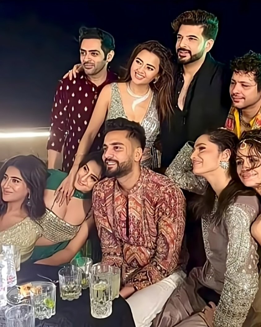 shiviinlove's tweet image. Am I the only one who missed this beautiful photo 🥹
The way ishu loves to lean on Elluu's Shoulder 🫶 even we've watched in #JustinBieber bts Also ❤️ 
#ElvishYadav #Elvisha