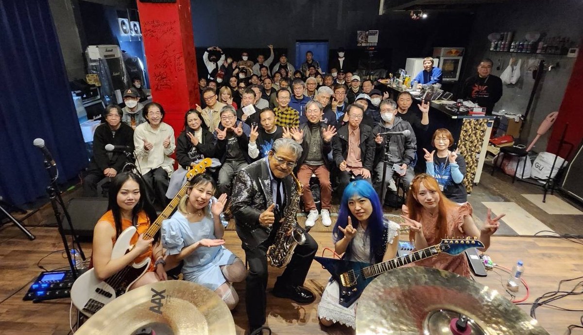 goro_FB_39's tweet photo. 昨日、MusesのLiveを聴いてきた
パワフルな演奏でめっちゃカッコ良かった

スペシャルゲストのMALTAが足元が覚束ないぐらいの年なのにソロになるとバシっとキメるのがカッコい良かった

Tシャツ買って全員のサイン貰ったので、次行く時は着て行きます

#Muses Live
#スペシャルゲスト MALTA(Sax) https://t.co/Nc4zItUQbA