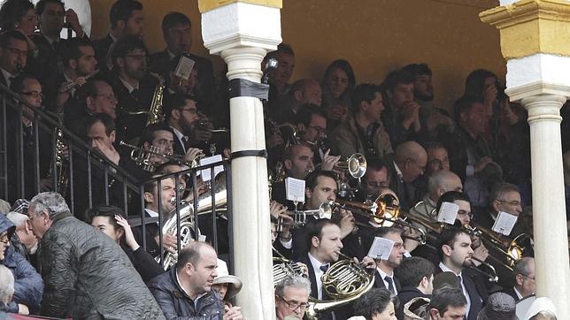 De Campana al Baratillo
la música a gloria suena,
Palios y albero amarillo,
el arte de la banda Tejera
el cielo de Sevilla llena…
(Pepe Luis Vargas)