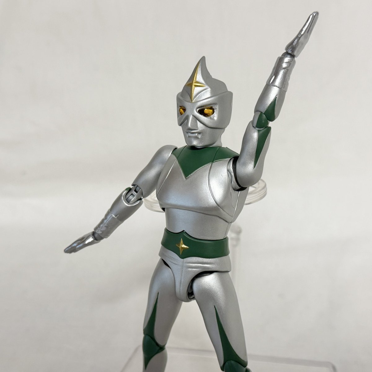 CG_MILLENIUM's tweet photo. FFAFミラーマン、肩関節が優れてるのでファイティングポーズが肩に力を込めた感じにできるし、
腰の軟質カバー+アーツよりも簡潔な股関節のおかげで腿を上に上げやすい
ジャンプしてミラーナイフのポーズもこの通り
あと目の塗装も電飾発光表現のための工夫が見られて良い
#EFAF
#ミラーマン https://t.co/JWip314YqI