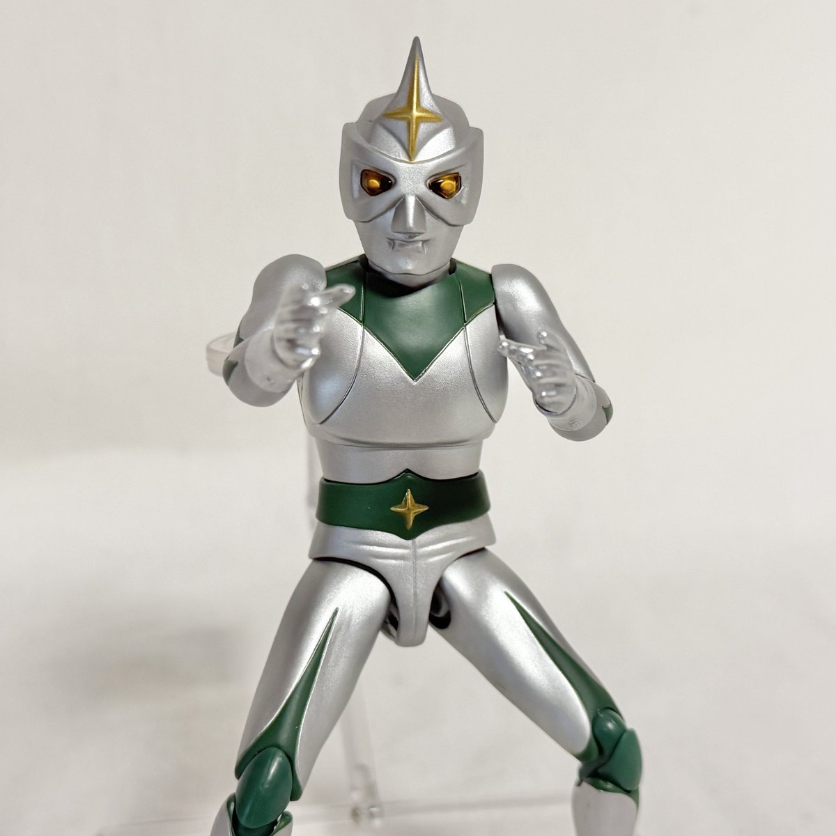 CG_MILLENIUM's tweet photo. FFAFミラーマン、肩関節が優れてるのでファイティングポーズが肩に力を込めた感じにできるし、
腰の軟質カバー+アーツよりも簡潔な股関節のおかげで腿を上に上げやすい
ジャンプしてミラーナイフのポーズもこの通り
あと目の塗装も電飾発光表現のための工夫が見られて良い
#EFAF
#ミラーマン https://t.co/JWip314YqI