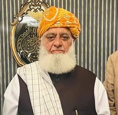 iAmirKhann's tweet photo. یہ دونوں شخصیات آج کل کہاں نظر آتی ہیں؟ فضل الرحمان اور نعیم الحق جو کبھی اسرائیل کے خلاف اسلام آباد مارچ، دھرنوں اور احتجاج کا اعلان کرتے تھے، آج کیوں خاموش ہیں؟ اتنے بڑے سانحے پر ان کی آواز کیوں سنائی نہیں دے رہی؟ https://t.co/vXxH2Fx4DY