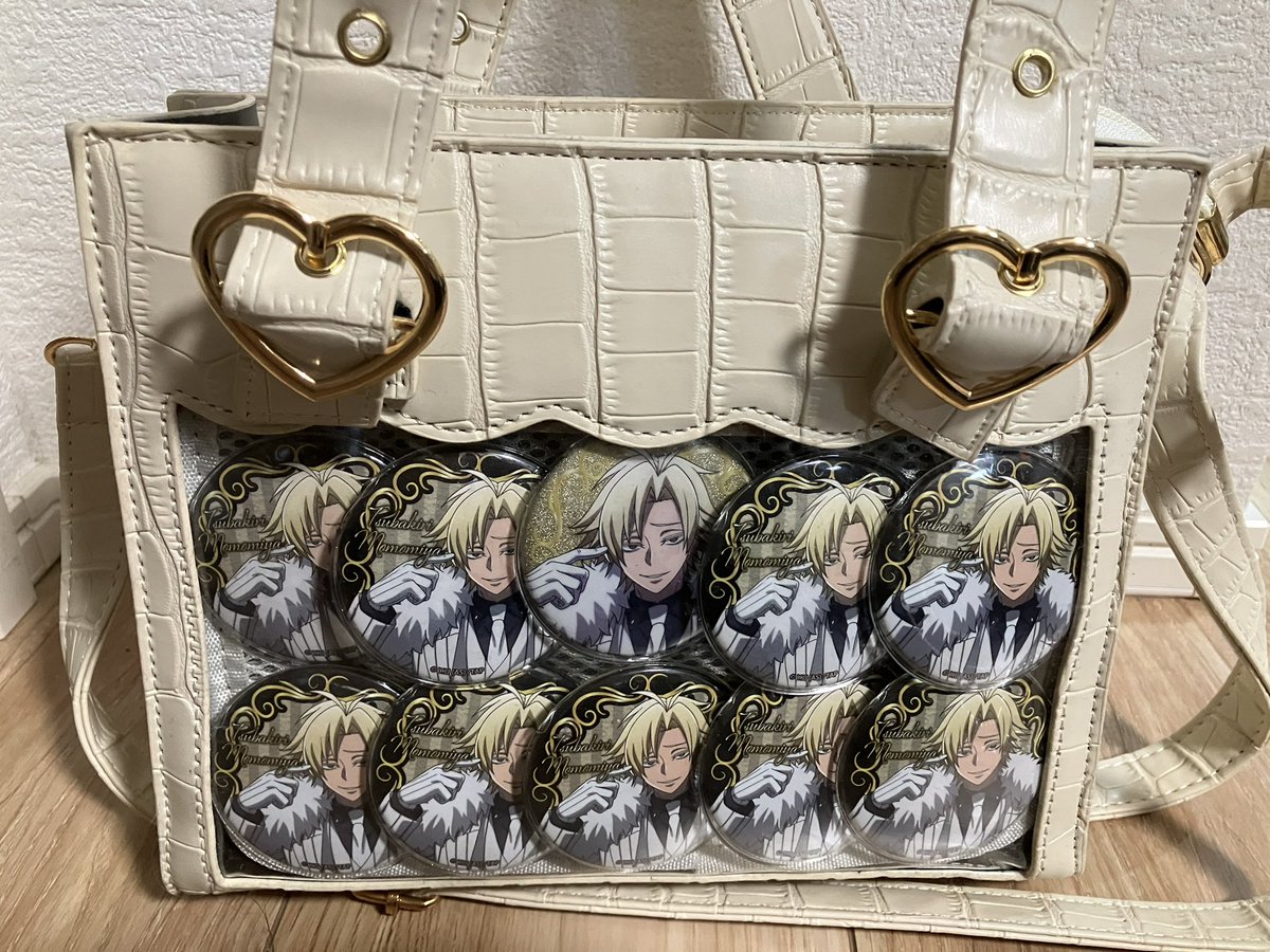 玉座痛バできたよ〜 真ん中はレア✨️✨️ 思ったよりカバン小さくて缶