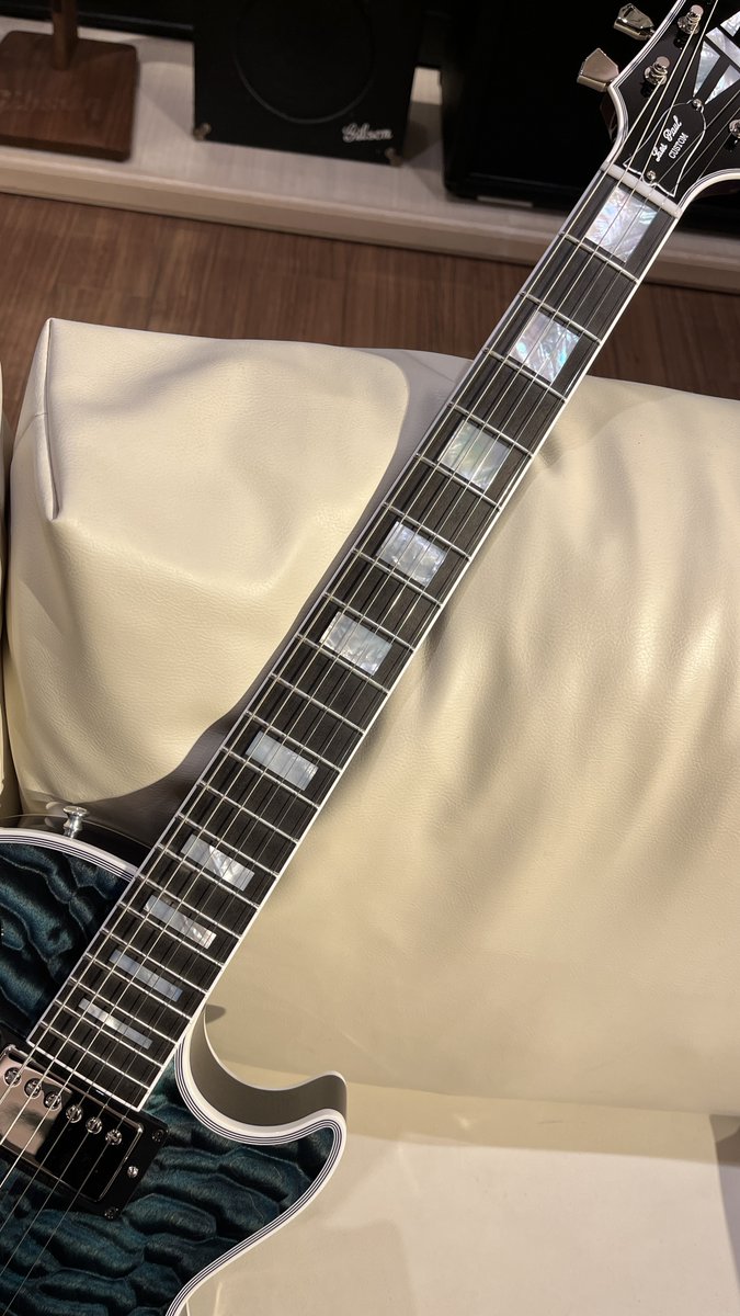 mikiame's tweet image. 【Gibsonフロア今日のチラ見せ👀】

極上キルト材をトップに採用したオーダー品入荷‼️

商品ページ👇
mikigakki.com/shop/g/gAME457…

#customshop #キルト #Gibson #エレキギター #amemura