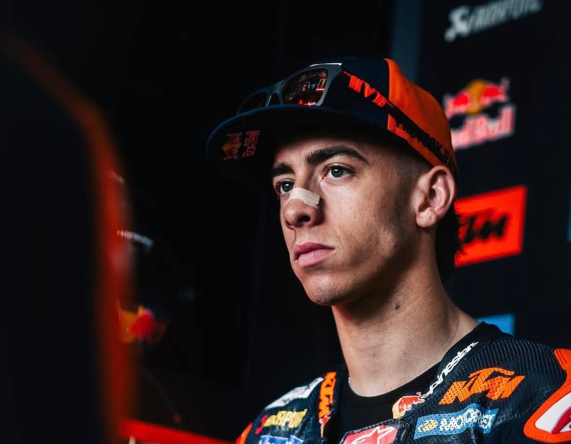 [MotoGP - Race]
È in testa al Campionato del Mondo.
Il primo Pilota KTM ad essere in testa al Mondiale.
Dopo la vittoria nella Sprint ed il podio di oggi ha dimostrato l'immenso talento che lo contraddistingue.
La prima KTM è arrivata a 17 secondi.
Ha regalato spettaco ieri ed