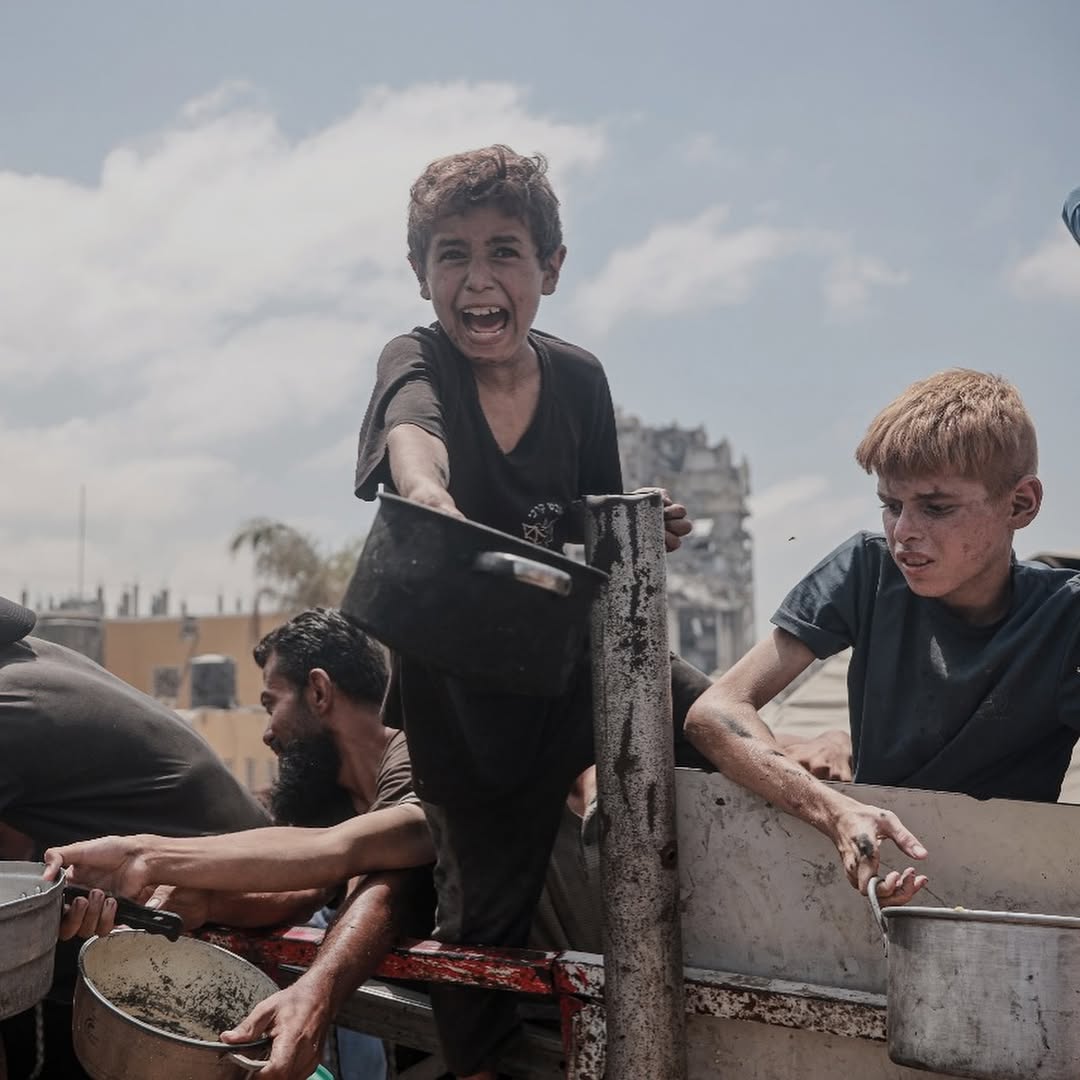 Gazze’de bir imam,

teravih namazı sırasında dua ederken şöyle dedi:

“Ya Allah, biz açız…
Bize yiyecek ver Ya Allah…!”🤲

#GazzeyeAcilYardım yazıyoruz