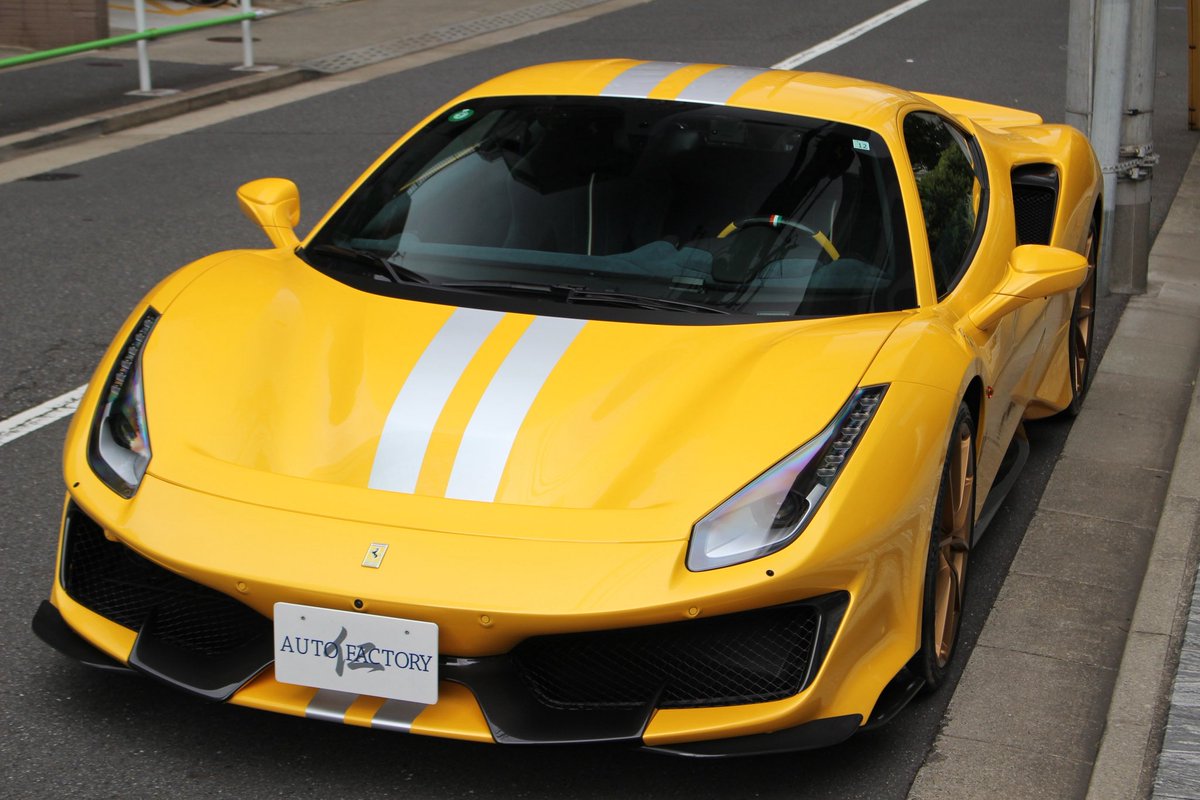 autofactoryjin's tweet photo. フェラーリ 488ピスタ入庫致しました！

正規ディーラー車/走行距離3,000km

特注カラー"Giallo Triplo Strato"に純正センターストライプ！

オプションのカーボンパーツやサスペンションリフターなど装備🇮🇹

また内装にはステアリングホイールにトリコロール塗装などオプション総額965万円です✨ https://t.co/ks3OgdALCP