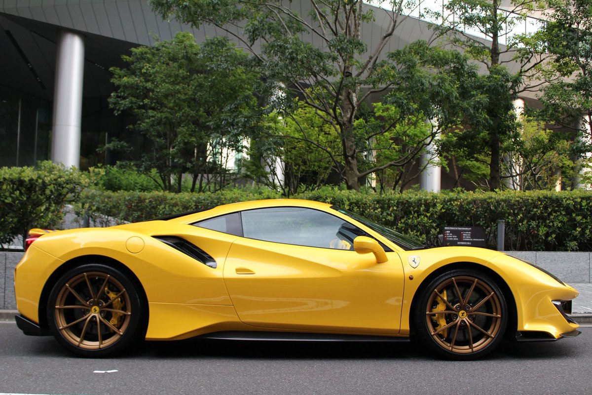 autofactoryjin's tweet photo. フェラーリ 488ピスタ入庫致しました！

正規ディーラー車/走行距離3,000km

特注カラー"Giallo Triplo Strato"に純正センターストライプ！

オプションのカーボンパーツやサスペンションリフターなど装備🇮🇹

また内装にはステアリングホイールにトリコロール塗装などオプション総額965万円です✨ https://t.co/ks3OgdALCP