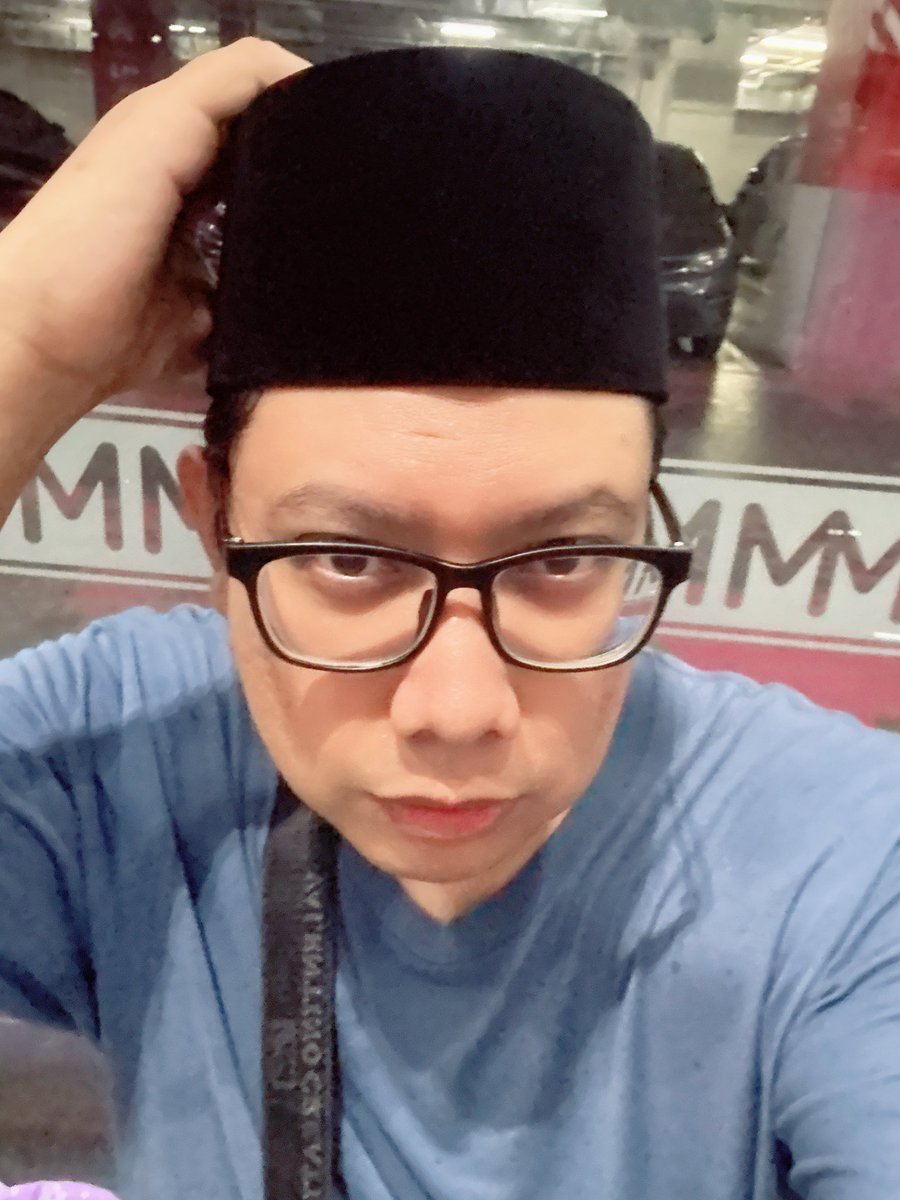 azheem2000's tweet photo. Songkok Malaysia. Good quality. Affordable. Dari Melawati Mall, dapat jumpa lepas beli iftar kat bazar sebelah. https://t.co/44JCyhYpnk