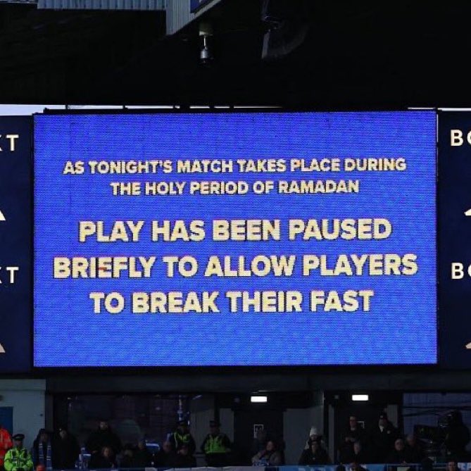 🚨 Pep Guardiola 🇪🇸 était en 𝗖𝗢𝗟𝗘̀𝗥𝗘 après les huées de certains supporters de Leeds lors de la pause permettant aux joueurs musulmans de rompre leur jeûne. 😤

« Interrompre le jeu pour permettre aux joueurs musulmans de rompre le jeûne pendant le Ramadan ☪️ 𝗲𝘀𝘁 𝘂𝗻
