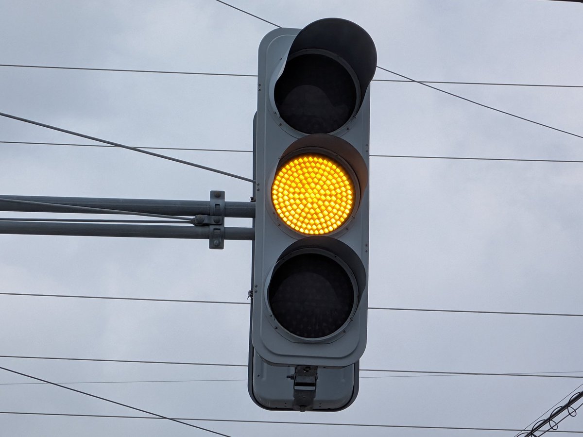 本日の撮り信 ➁ 3枚目の青だけ浅庇をようやく撮影できました。矢印灯