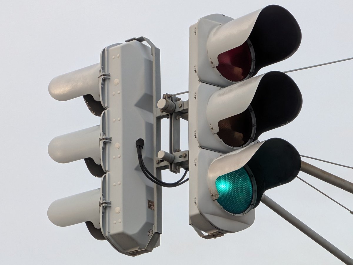 本日の撮り信 ➁ 3枚目の青だけ浅庇をようやく撮影できました。矢印灯