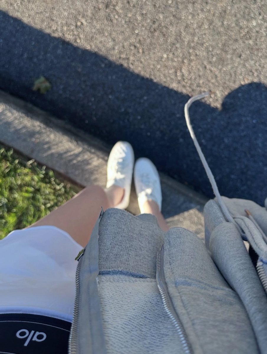 점심 먹고 쉬고있는데
친구가 전화 와서 다짜고짜 
2천만 원만 빌려달라는거야.
내일 갚는다길래  못빌려준다고 했거든
그랬더니"너는 어떻게 그 돈도 
없냐?"며  가스라이팅함

어이없어서“ 너도 없으니까 
나한테 빌리는 거 아냐?"라고 팩폭 날림.

그러니까 갑자기 태도 바꿔서 
"진짜 급해서 그래,