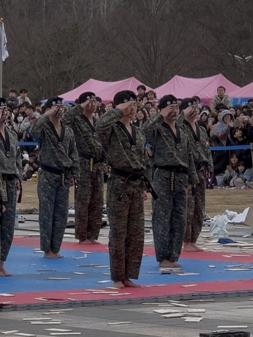 와중에 차렷 자세에서 발 모양 
ㅣㅣ 👈이거 아니고,  ㅅ 👈이것인 점이
춤추는 사람 습관 티나고 으음청 좋음