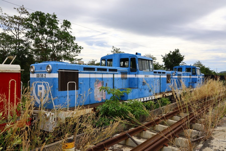 元八戸臨海鉄道のDD56-2・DD56-3 こちらも、デンカDS5型とともに留置