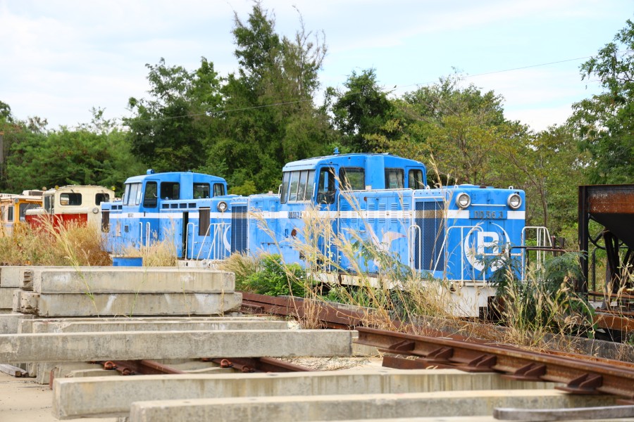 元八戸臨海鉄道のDD56-2・DD56-3 こちらも、デンカDS5型とともに留置