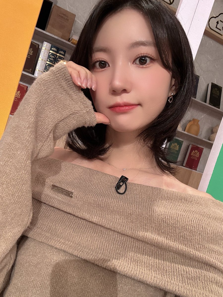 8_OHMYGIRL's tweet photo. [#OHMYAir] 잠시 후 7시 10분, 'KBS1 이슈 Pick, 쌤과 함께'에 #유빈 이 출연합니다🤗 3월의 시작도 유빈이와 함께 해요🥰

#오마이걸 #OHMYGIRL #OMG https://t.co/Zp8BKBxYd8