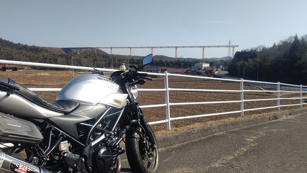 otcyan's tweet photo. クイズ、写真の赤い建造物は何？
1.建設中の道路橋
2.グライダーのカタパルト
3.航空機の誘導灯橋梁 https://t.co/X8TRzNaSjm