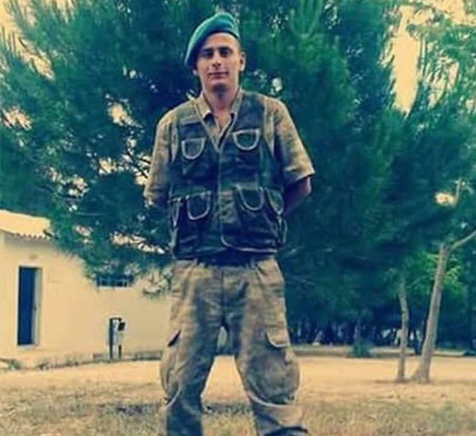 20 yaşında yağız bir delikanlıydın. ‘Kimilerinin’ gariban olarak sınıflandırdığı, ancak bize göre yüreğine dünyaların sığmadığı bir yiğittin.

Ad günün kutlu olsun Barış AKKABAK.
Ruhun şâd olsun.

Unutmadık.
Unutmayacağız.