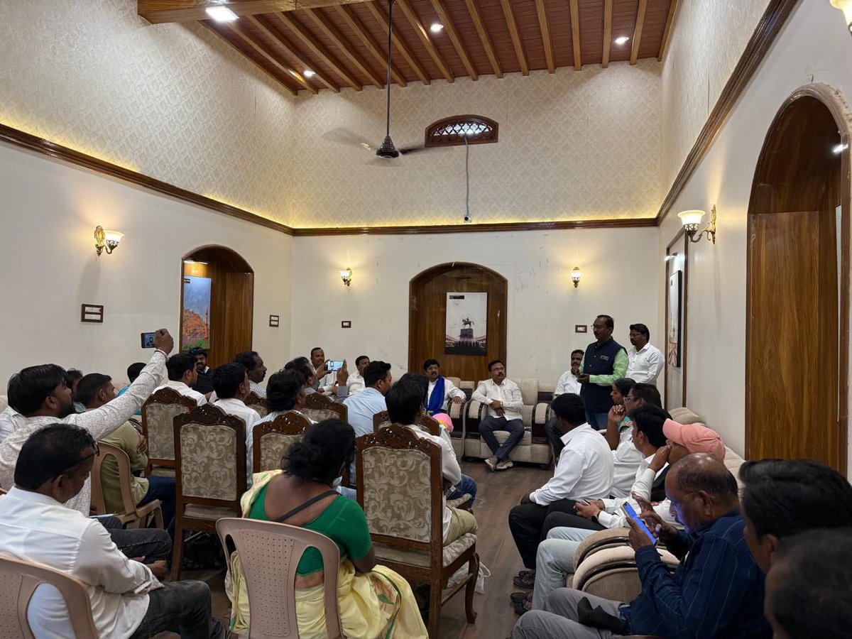 छत्रपती संभाजीनगर येथे रिपब्लिकन सेना, मराठवाडा अंतर्गत सर्व पदाधिकारी व कार्यकर्त्यांशी सखोल संवाद साधत संघटनेच्या पुढील वाटचालीचा स्पष्ट रोडमॅप मांडला.

संघटन बळकटीकरण, जनतेशी थेट संपर्क आणि सामाजिक परिवर्तनाच्या दिशेने ठोस पावले उचलण्याचा निर्धार यावेळी व्यक्त करण्यात आला.