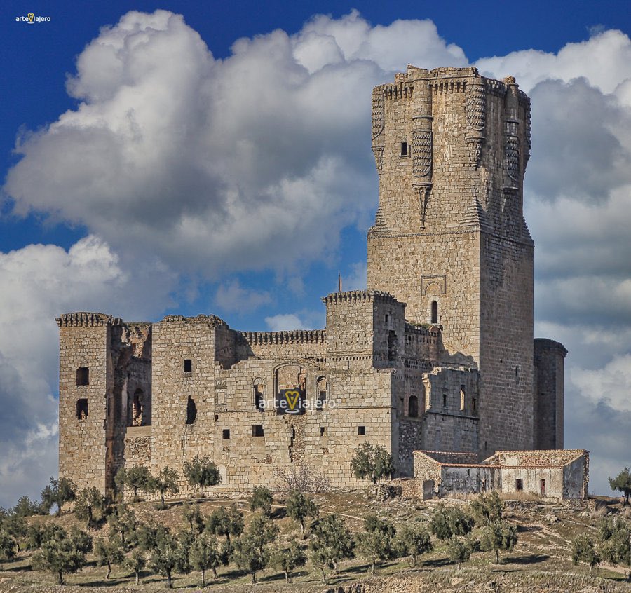 El Castillo de Belalcázar (Córdoba, Andalucía) tiene la torre del homenaje más alta de España con un total de 47 metros. Esta gran mole pétrea fue construida en el S. XV en estilo gótico
⬇️⬇️⬇️
arteviajero.com/articulos/el-c…
#BuenosDias #FelizDomingo