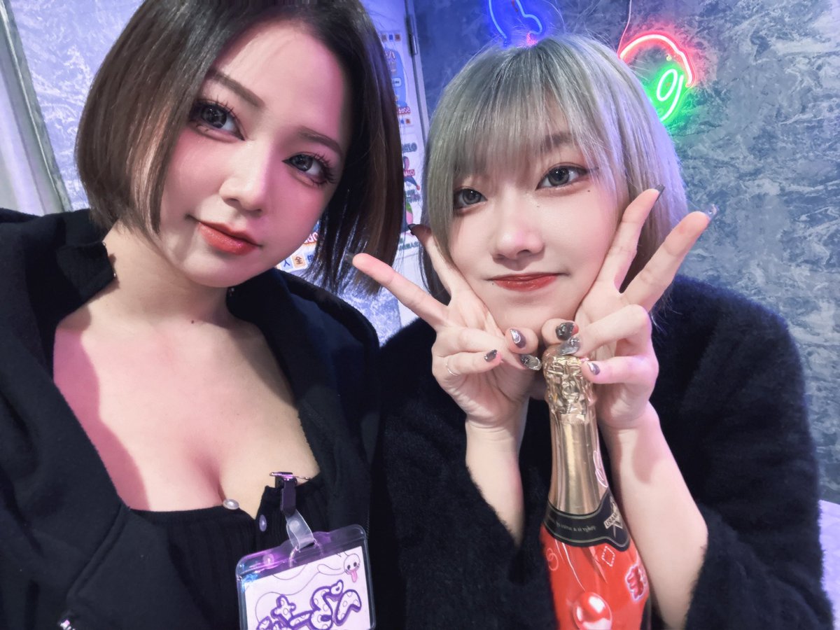 oja__pero's tweet photo. おじゃに入ってすぐ仲良くしてくれたのがたまでした。いろんな相談や話を聞いてくれてたくさん遊んでくれてありがとう😊これからもたくさん遊んでたくさん語り合おう🫶🏻
たまと働いた一年半最高でした🌸

卒業おめでとう🎓✨ https://t.co/nZvSdPsWmv